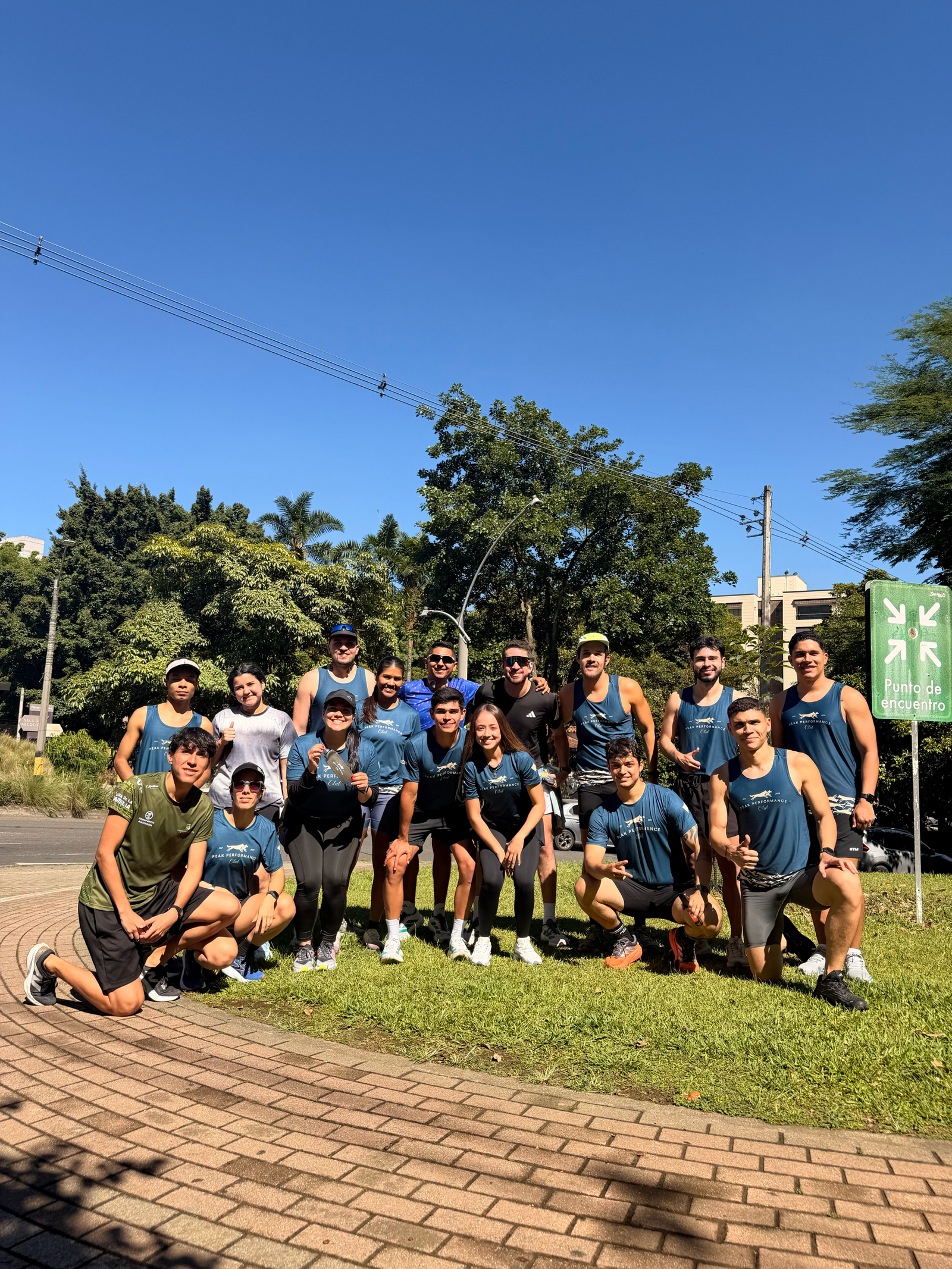 Equipo Peak Performance Club reunido durante entrenamiento